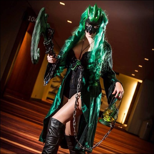 PrettyWreck Cosplay as Female Thresh